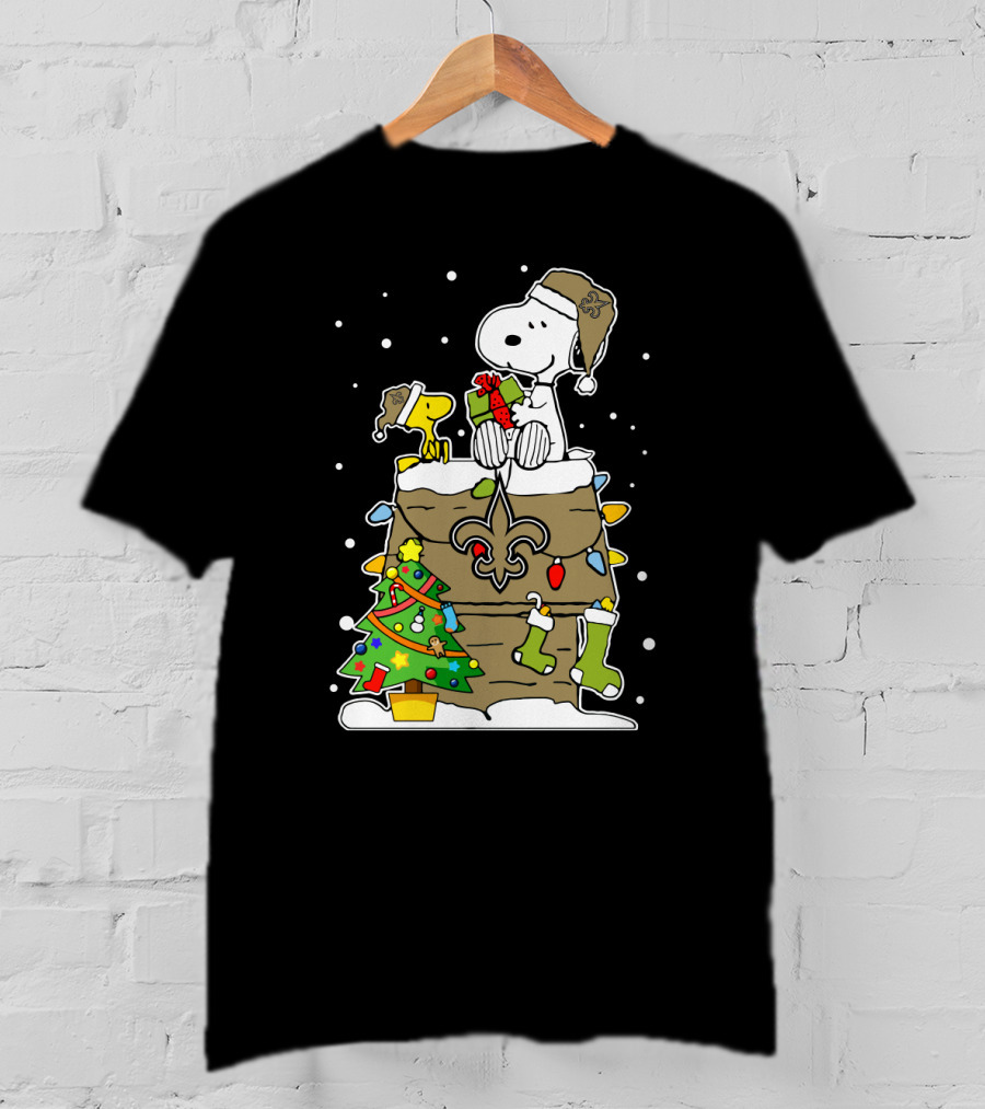 New Orleans Saints Snoopy Christmas Gift Decor With Doghouse And Stockings T-Shirt