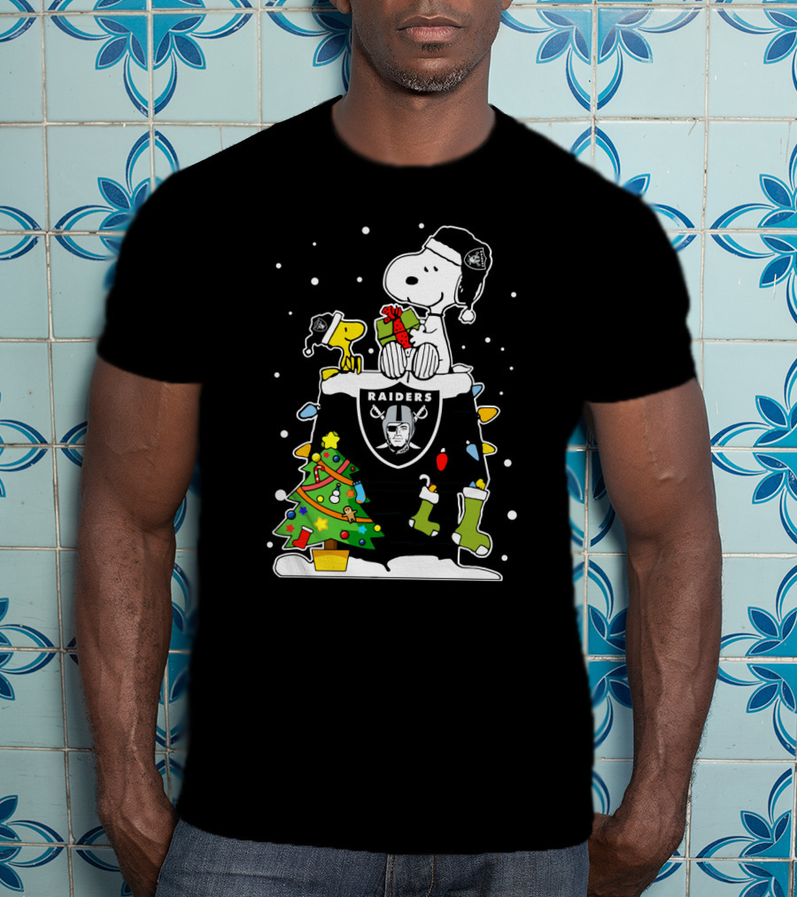 Oakland Raiders Snoopy Christmas Holiday T-Shirt