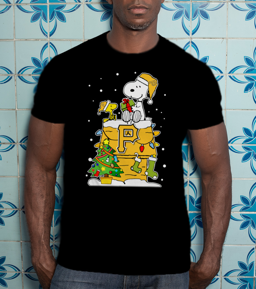 Pittsburgh Pirates Snoopy Christmas Gift Scene Holiday T-Shirt