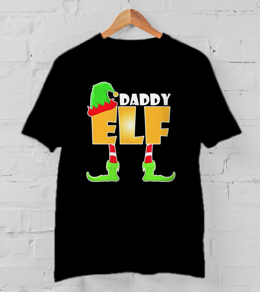 Daddy Elf Christmas Holiday Design With Green Hat And Striped Socks T-Shirt