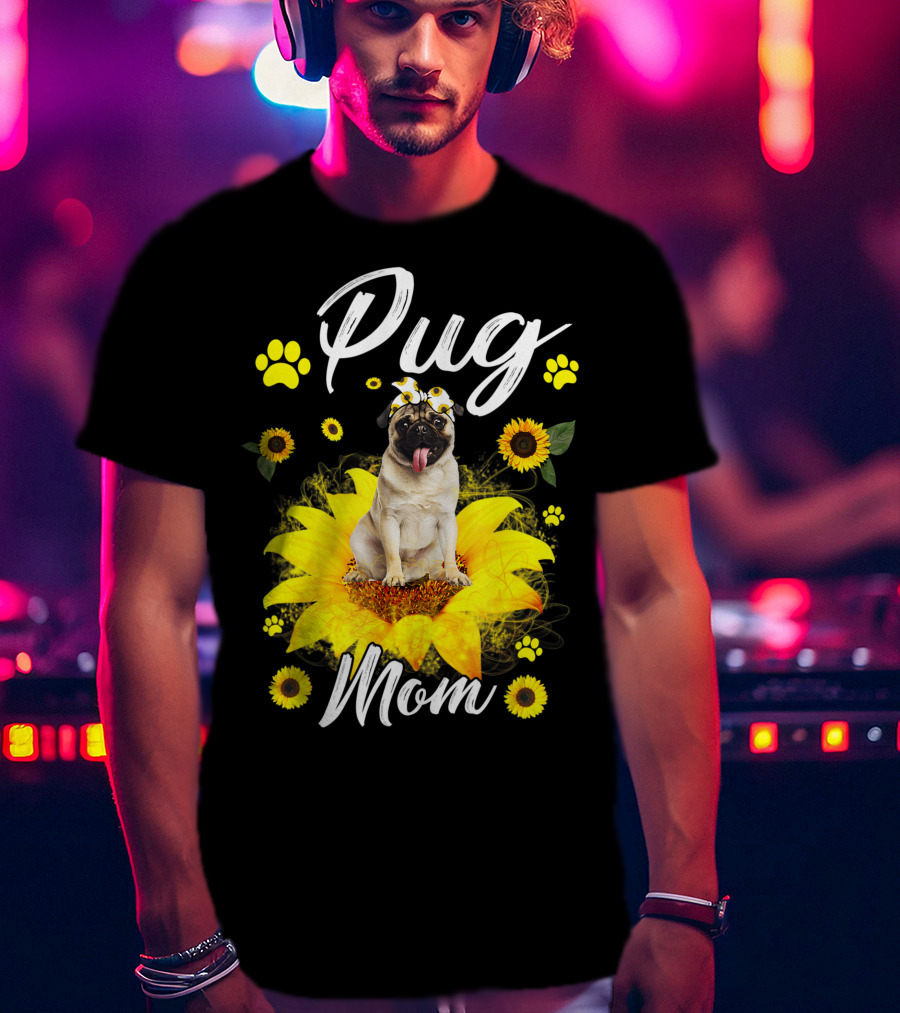 Pug Mom Sunflower Dog Paw Graphics T-Shirt