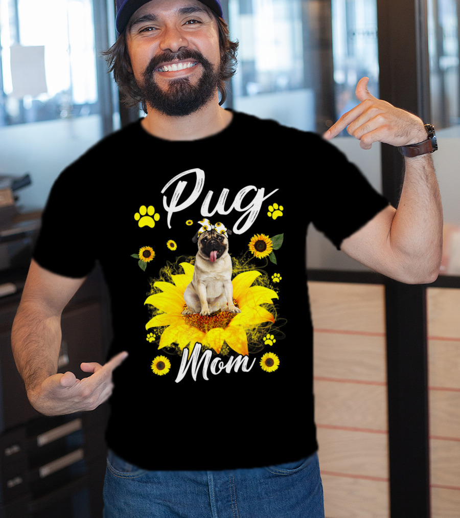 Pug Mom Sunflower Dog Paw Graphics T-Shirt