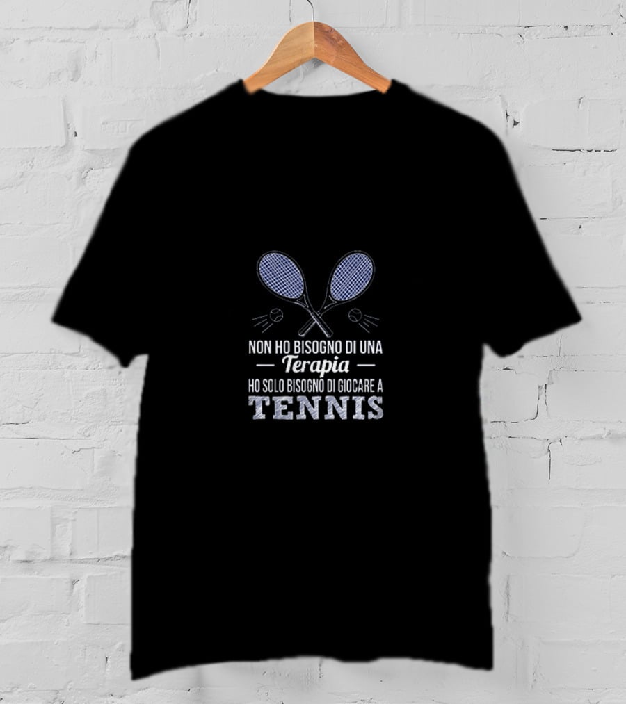 Non Ho Bisogno Di Una Terapia Ho Solo Bisogno Di Giocare A Tennis Rackets And Tennis Balls T-Shirt