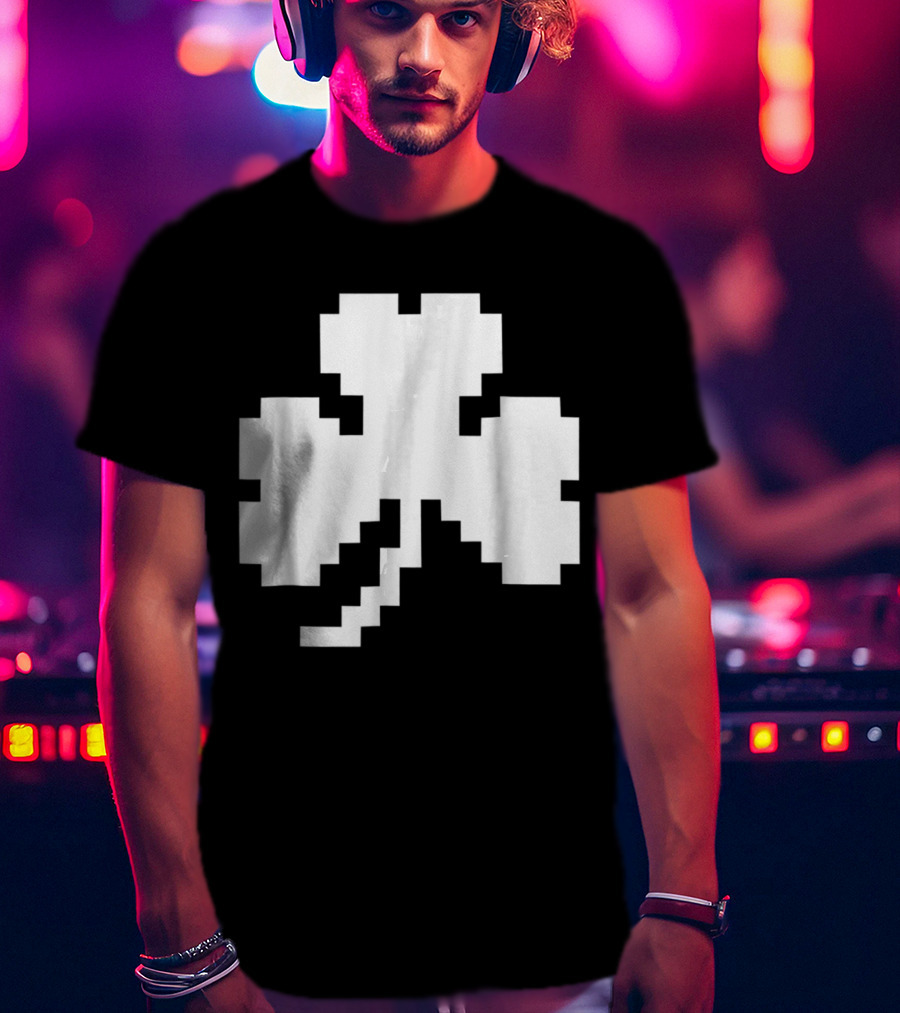 Clover Pixel Irish Shamrock Retro Gaming T-Shirt