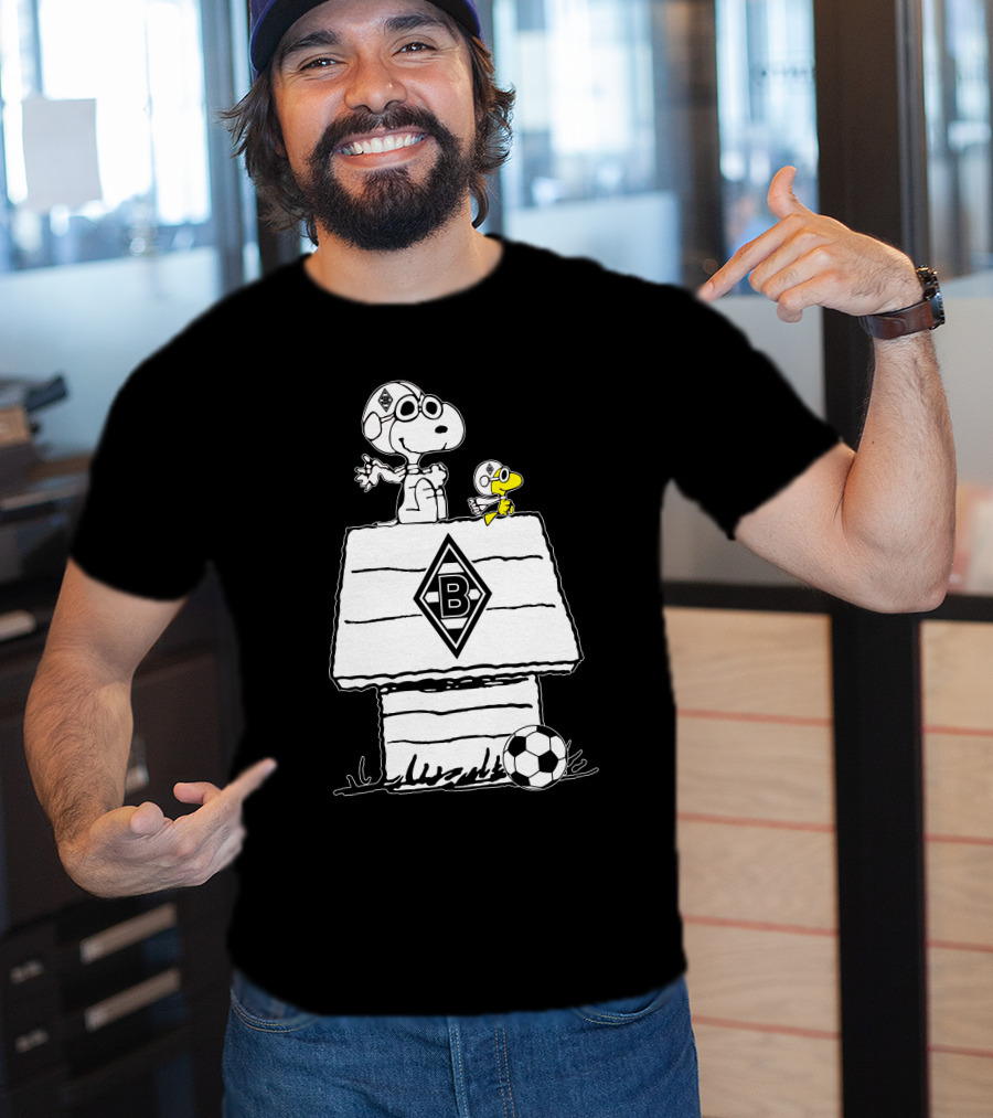 Borussia Mönchengladbach Snoopy And Woodstock Soccer Doghouse T-Shirt