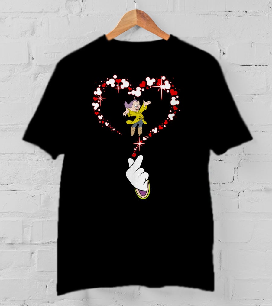 Dopey Heart Mickey Glove Magic Sparkles Circle Of Love T-Shirt