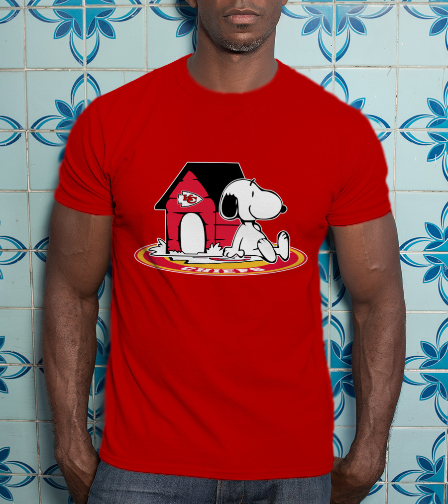 Kansas City Chiefs Snoopy Doghouse Football Fan Forever T-Shirt