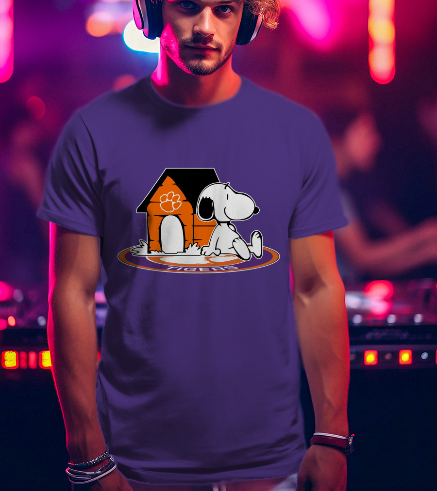 Clemson Tigers Football Forever Snoopy Doghouse Fan T-Shirt