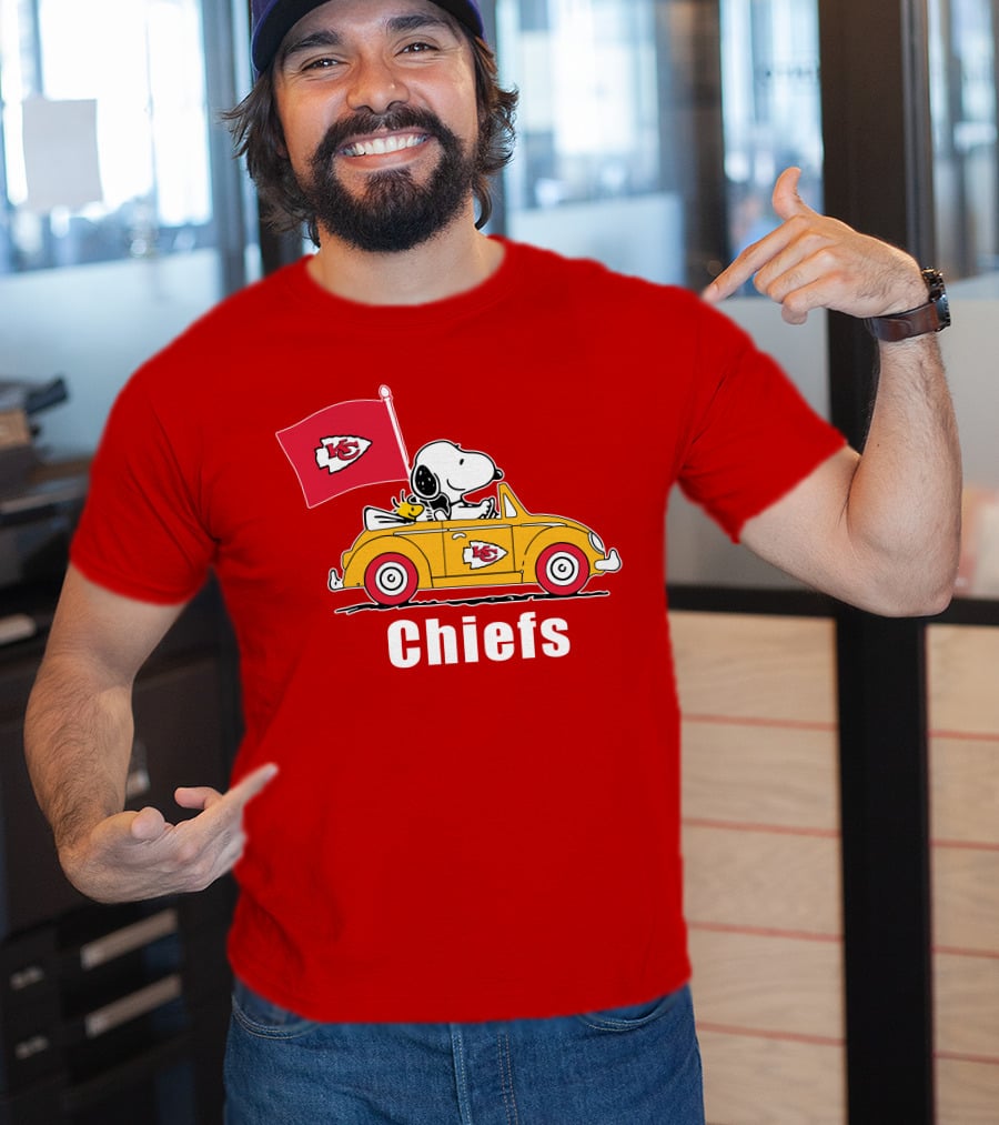 Kansas City Chiefs Snoopy Riding With Woodstock In Yellow Car T-Shirt
