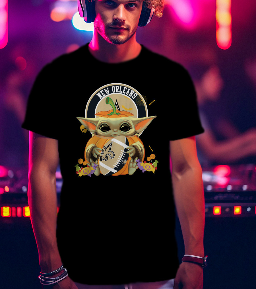 Halloween Pumpkin Baby Yoda Hug New Orleans Saints Football T-Shirt