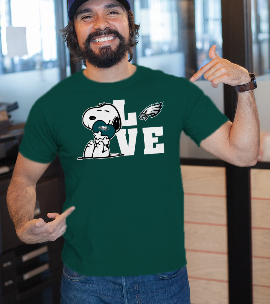 Snoopy Love Philadelphia Eagles Emblem Lve T-Shirt