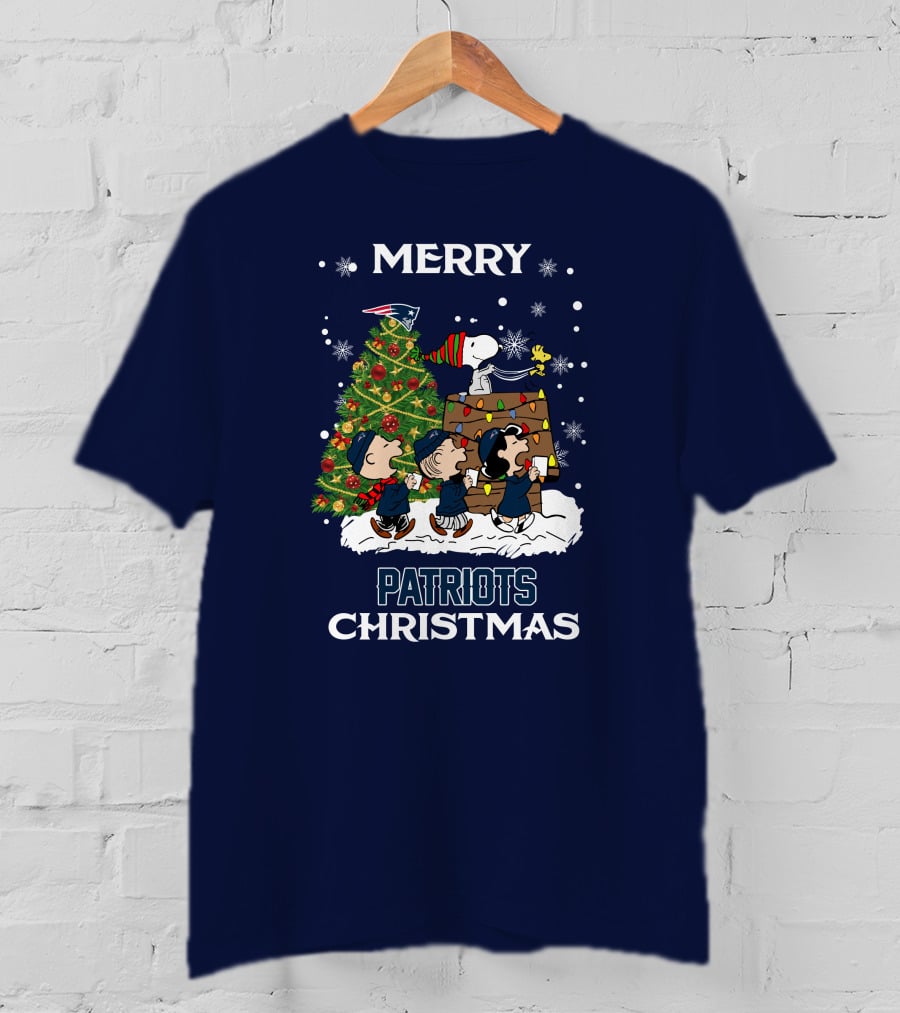 Merry New England Patriots Christmas With Peanuts Characters And Tree T-Shirt