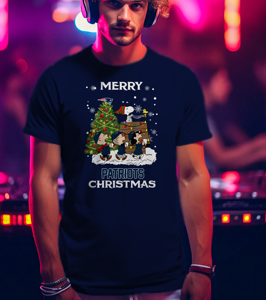 Merry New England Patriots Christmas With Peanuts Characters And Tree T-Shirt