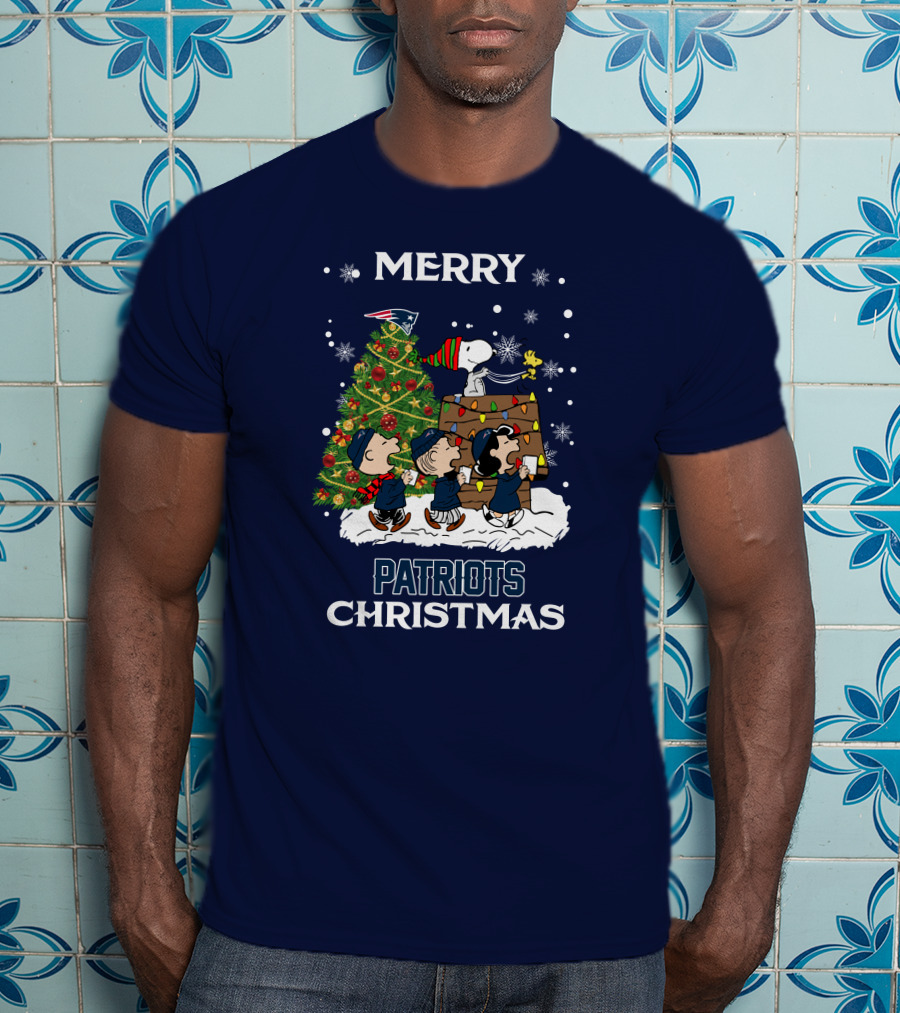 Merry New England Patriots Christmas With Peanuts Characters And Tree T-Shirt