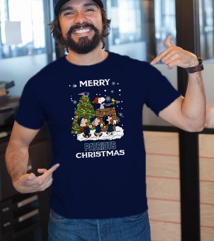 Merry New England Patriots Christmas With Peanuts Characters And Tree T-Shirt