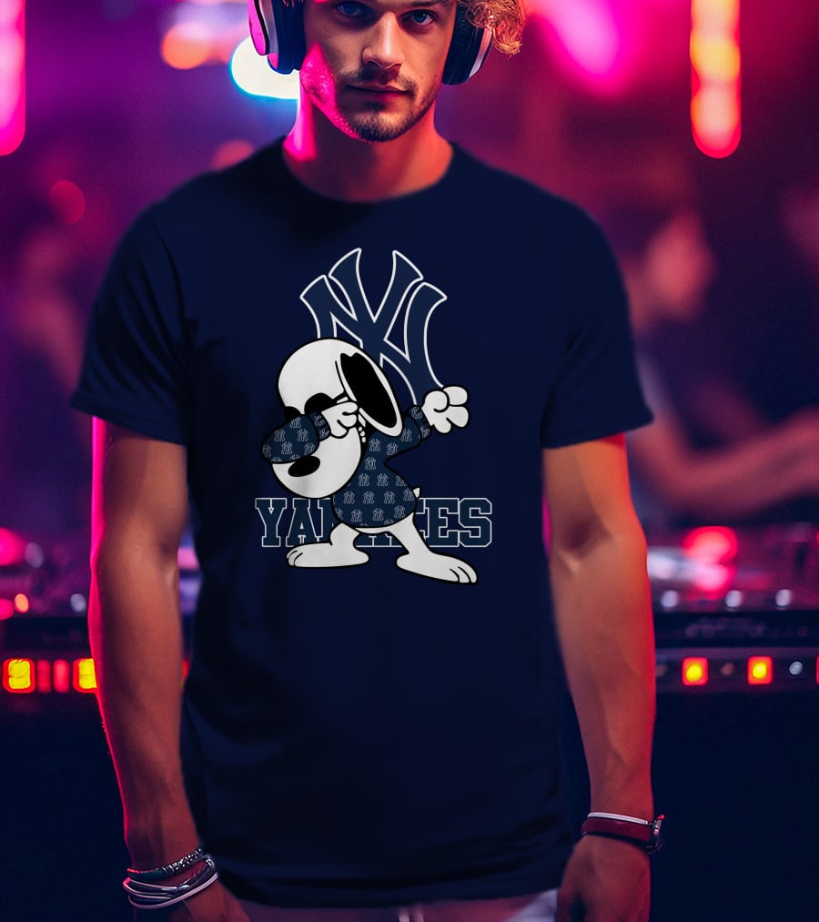 Snoopy Dabbing New York Yankees Logo Yankees T-Shirt