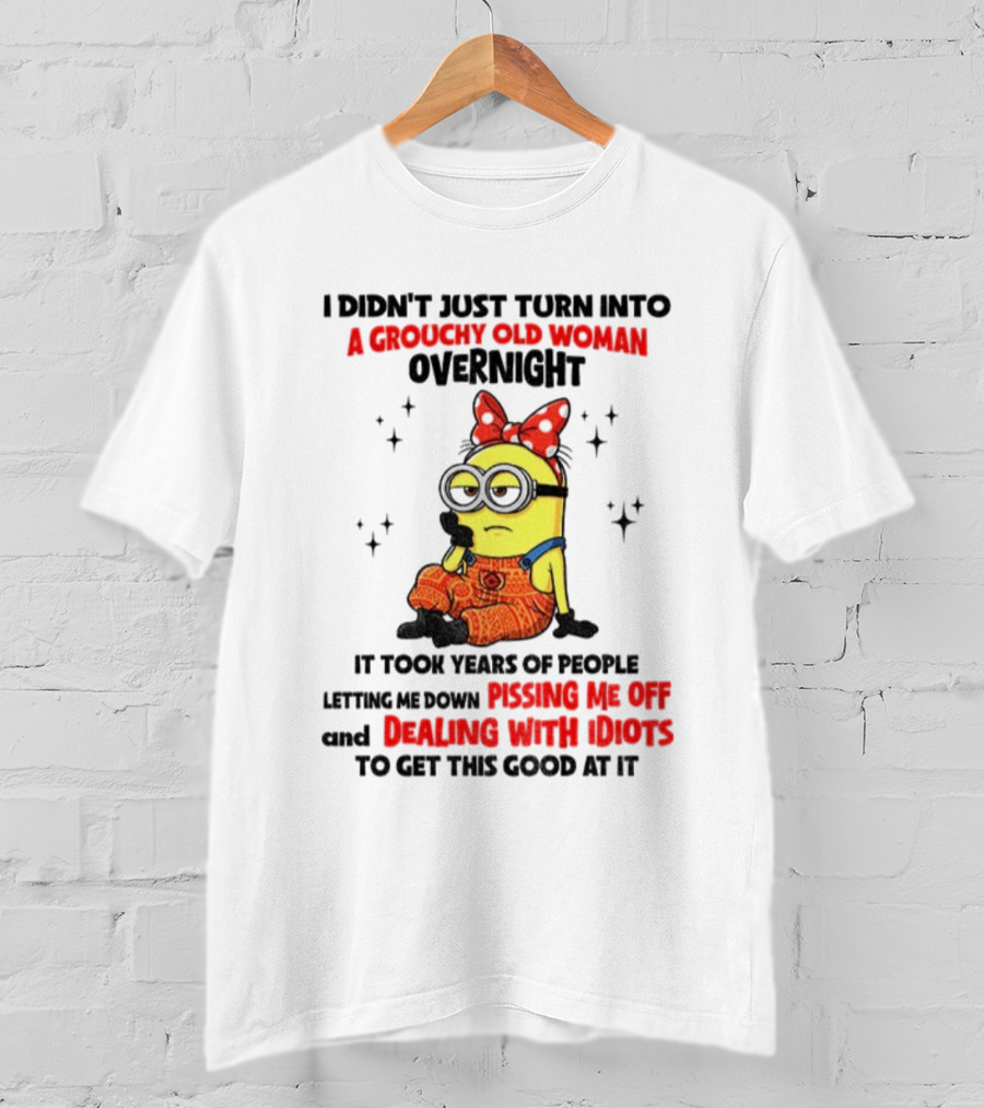Minion Grouchy Old Woman Pissing Me Off Dealing With Idiots হ হাসির পোস্টার T-Shirt