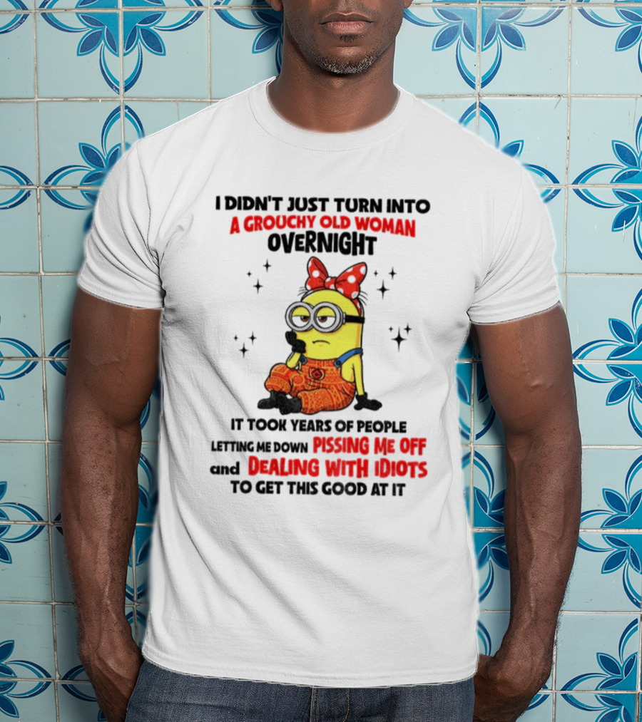 Minion Grouchy Old Woman Pissing Me Off Dealing With Idiots হ হাসির পোস্টার T-Shirt