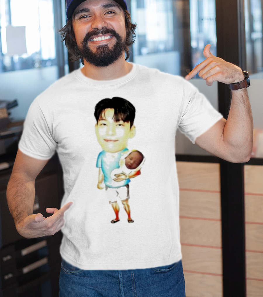 Papa Front Man Squid Game Player 222 Wi Ha Carrying Baby T-Shirt