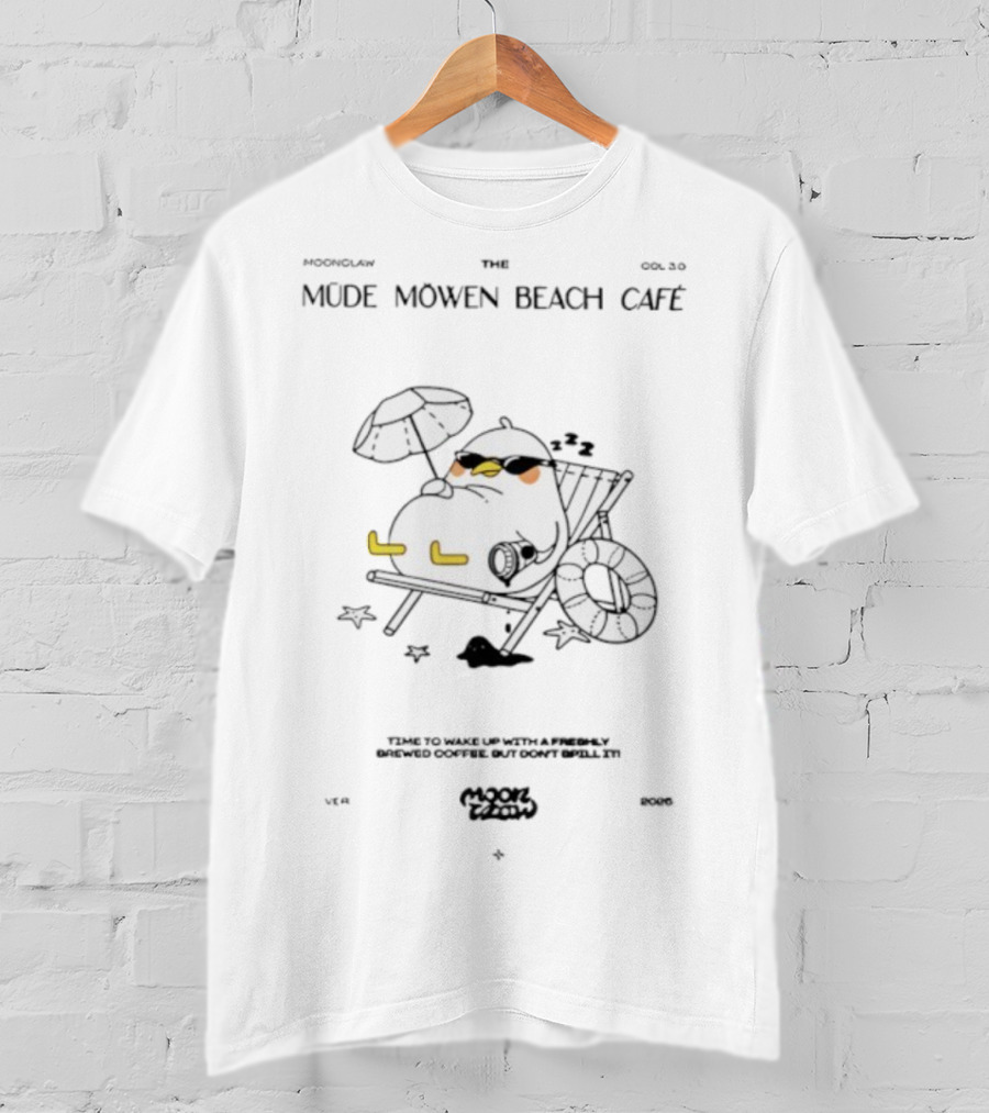 Mahluna Müde Möwen Beach Café Chill Seagull Relaxation Scene T-Shirt