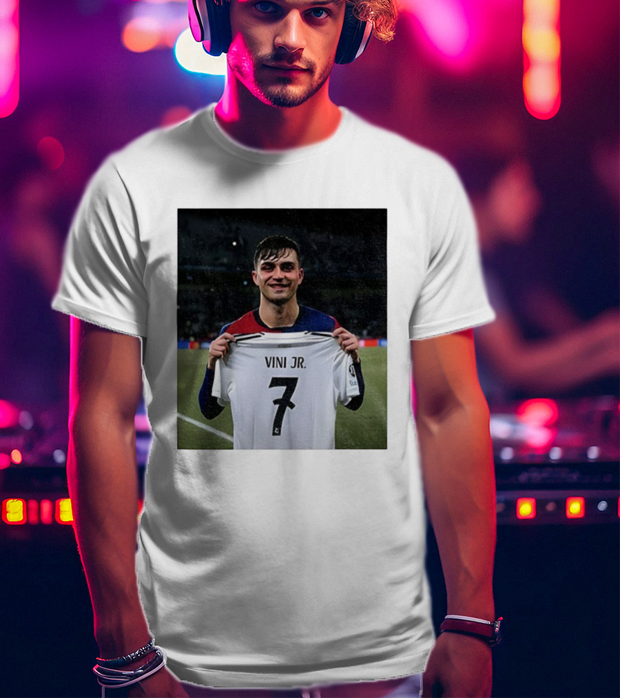 Pedri Holding Vini Jr 7 Jersey La Liga Real Madrid T-Shirt