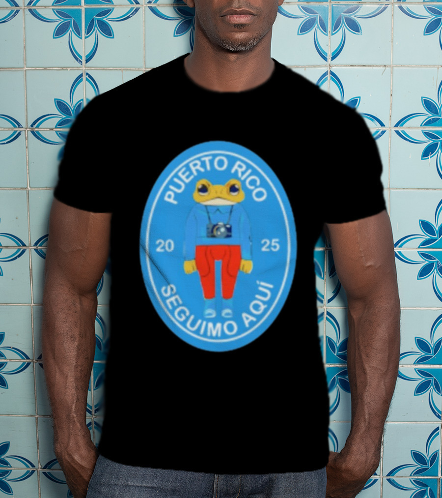 DeBi Frog Puerto Rico Seguimos Aquí 2025 T-Shirt