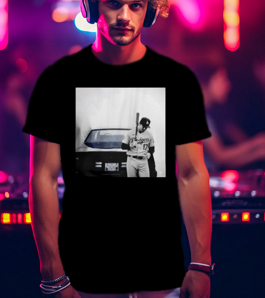 Shohei Ohtani Los Angeles Dodgers Baseball Pose Vintage Car Scene T-Shirt