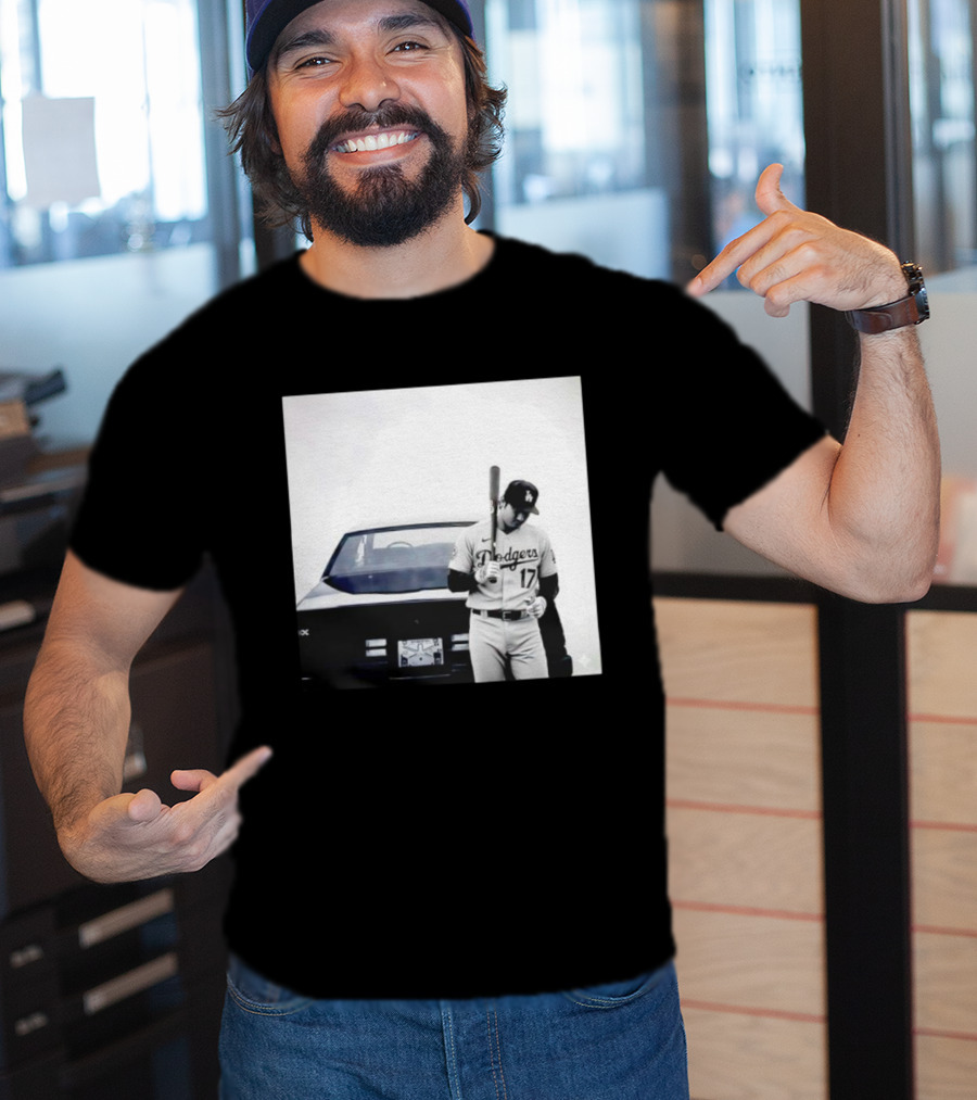 Shohei Ohtani Los Angeles Dodgers Baseball Pose Vintage Car Scene T-Shirt