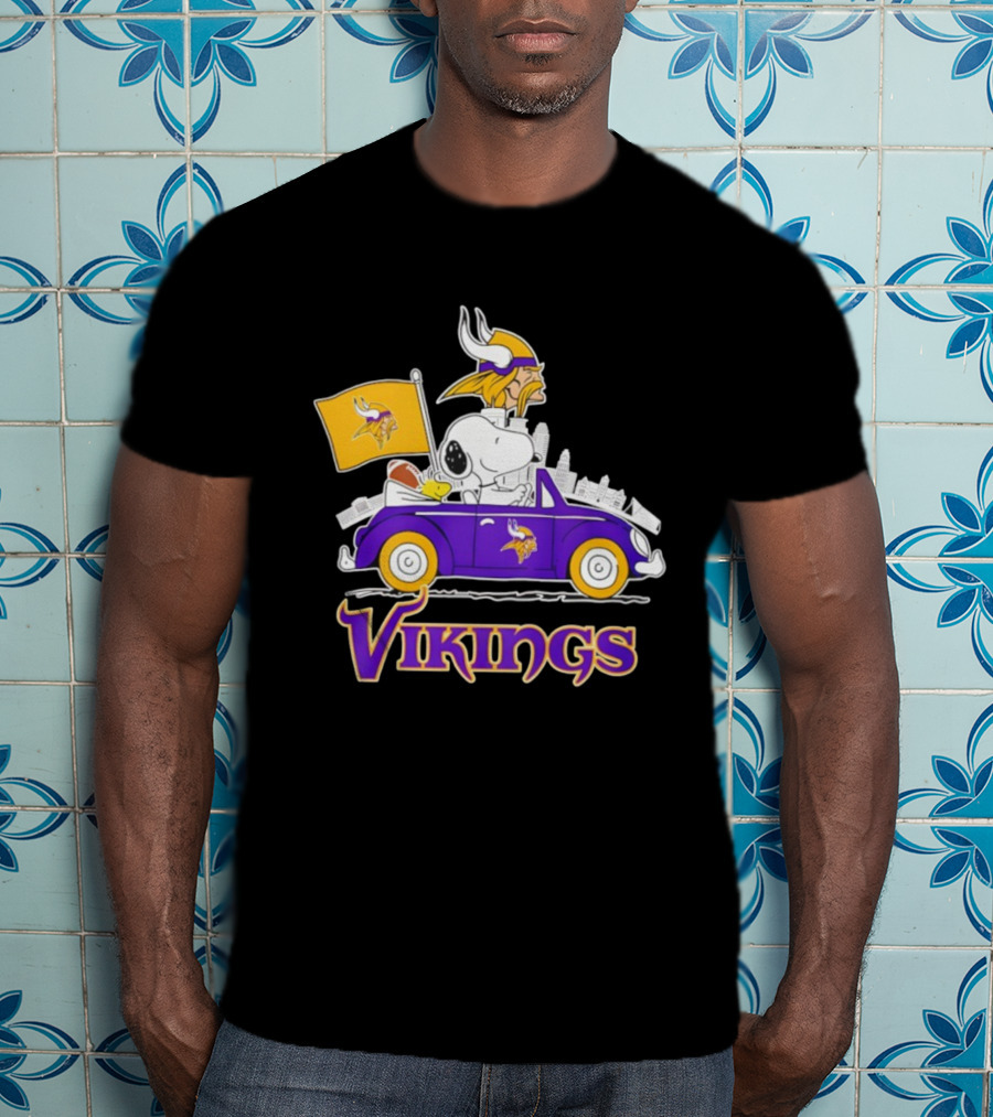 Minnesota Vikings Snoopy Woodstock Driving Purple Car Fan Art T-Shirt