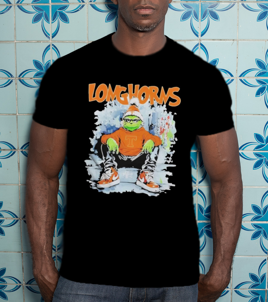 Texas Longhorns Christmas 2025 Grinch Sitting On Steps T-Shirt
