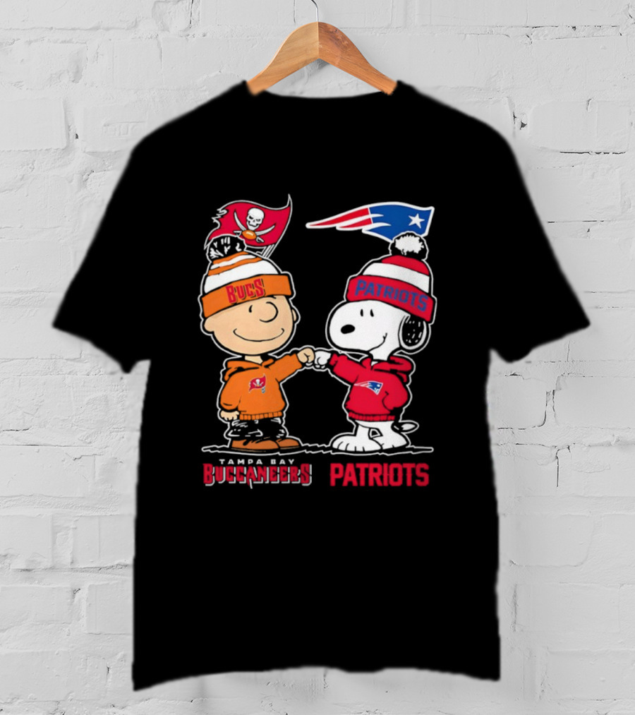 Charlie Brown & Snoopy Tampa Bay Buccaneers New England Patriots Fist Bump T-Shirt