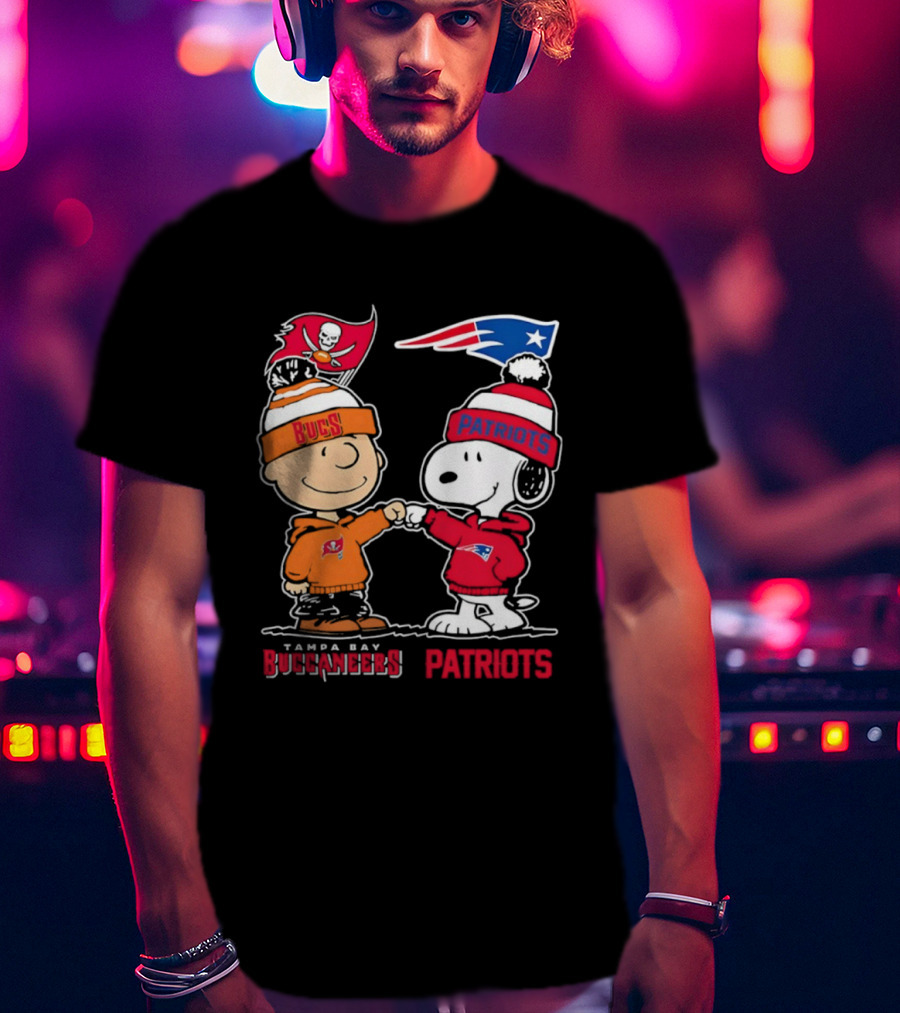 Charlie Brown & Snoopy Tampa Bay Buccaneers New England Patriots Fist Bump T-Shirt