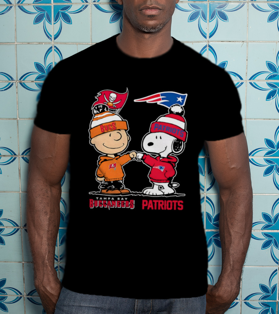Charlie Brown & Snoopy Tampa Bay Buccaneers New England Patriots Fist Bump T-Shirt