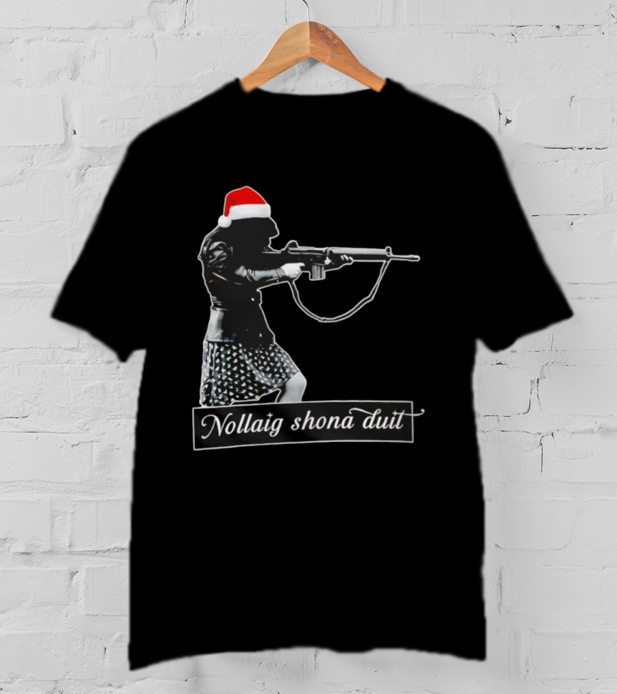 Nollaig Shona Duit Santa Christmas Santa Hat Woman Rifle T-Shirt