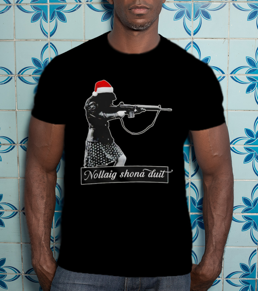 Nollaig Shona Duit Santa Christmas Santa Hat Woman Rifle T-Shirt