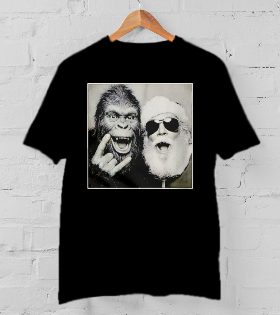 Santa Claus Selfie With Bigfoot Sasquatch Christmas Rock T-Shirt