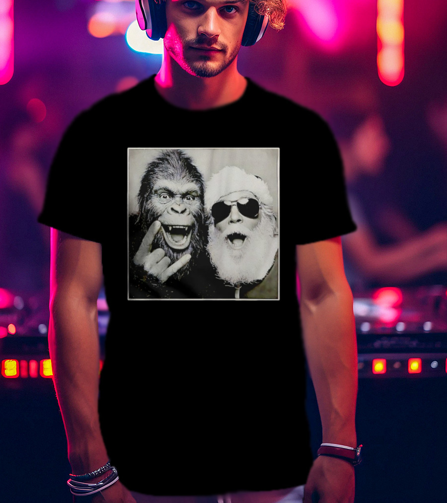 Santa Claus Selfie With Bigfoot Sasquatch Christmas Rock T-Shirt