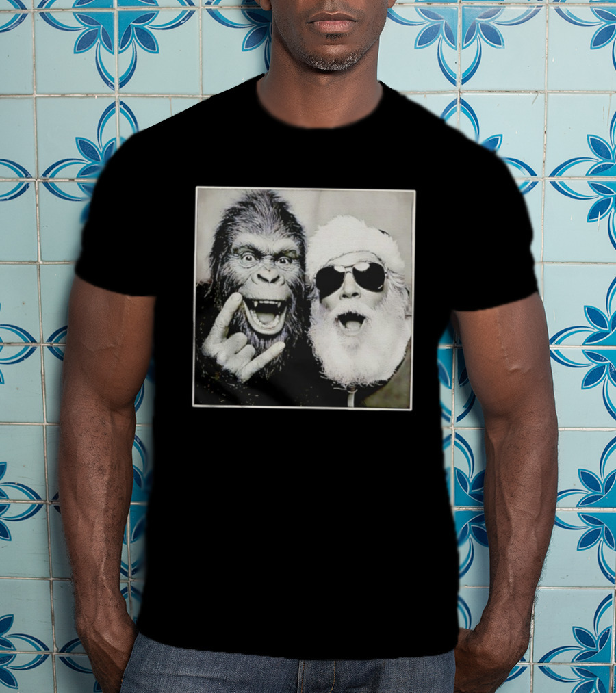 Santa Claus Selfie With Bigfoot Sasquatch Christmas Rock T-Shirt