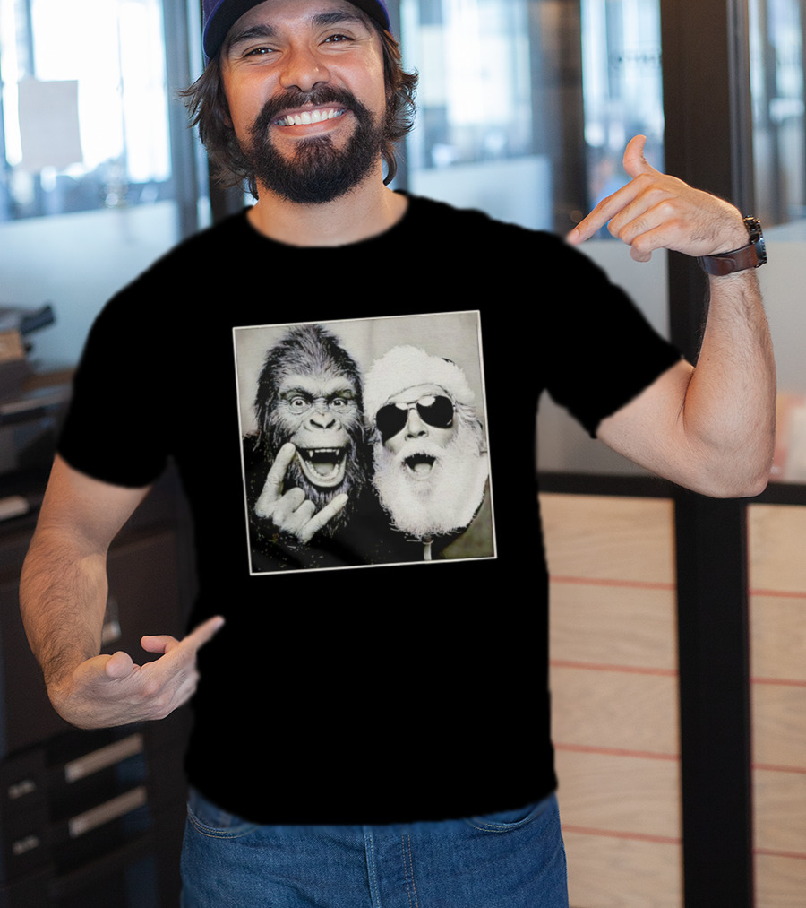 Santa Claus Selfie With Bigfoot Sasquatch Christmas Rock T-Shirt