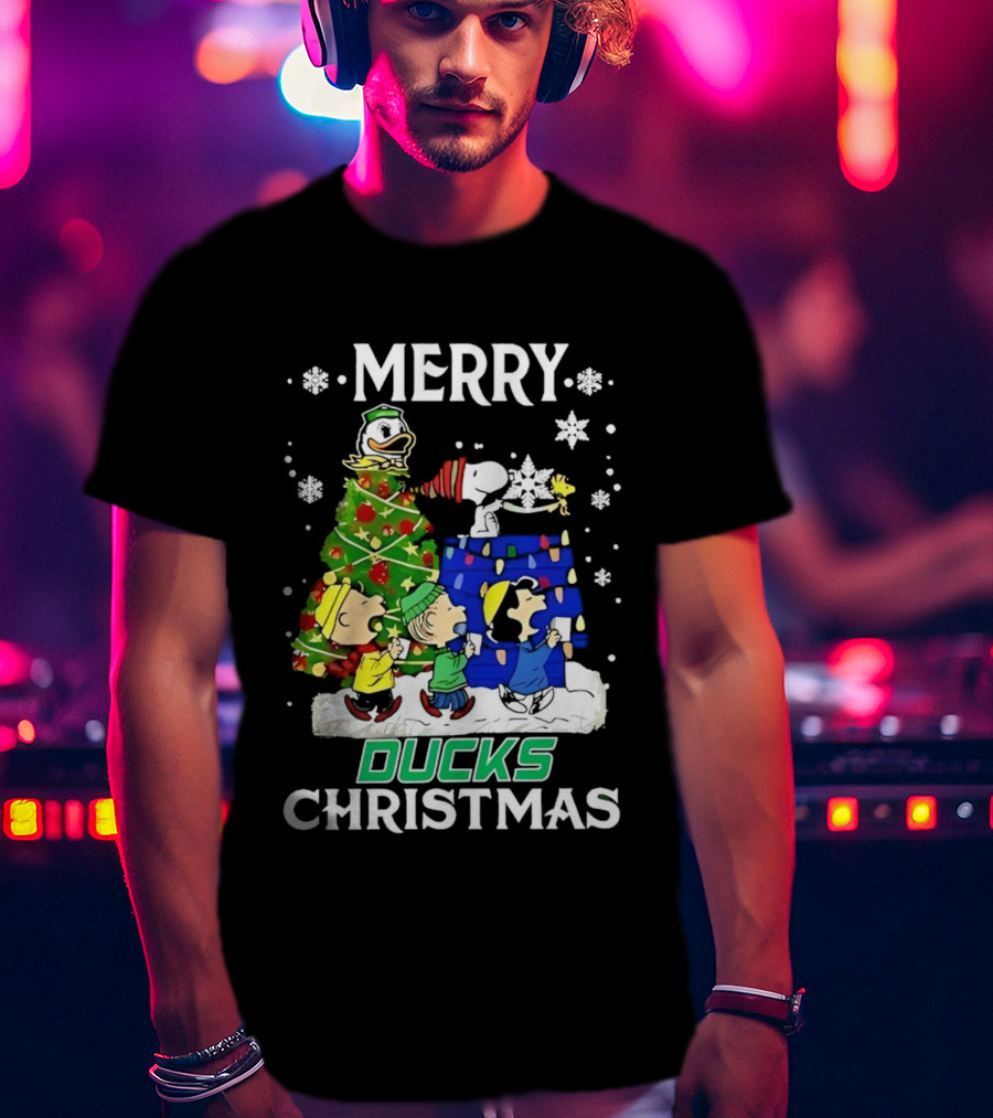 Merry Snoopy And Friends Oregon Ducks Christmas T-Shirt