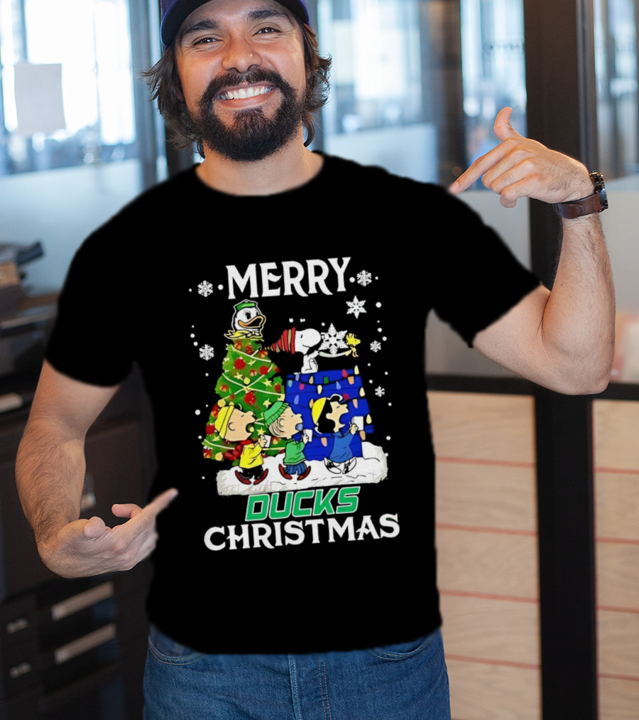 Merry Snoopy And Friends Oregon Ducks Christmas T-Shirt