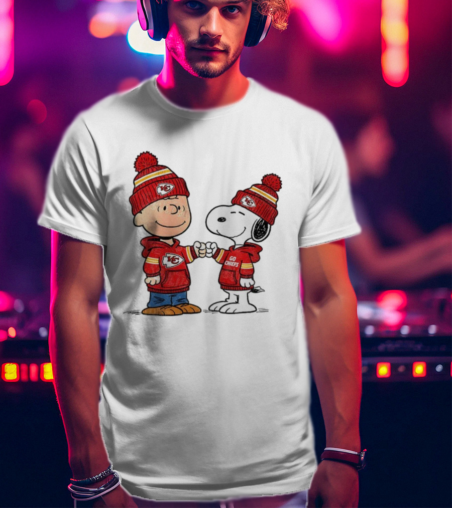 Charlie Brown Snoopy Go Chiefs Kansas City Super Bowl Fist Bump T-Shirt