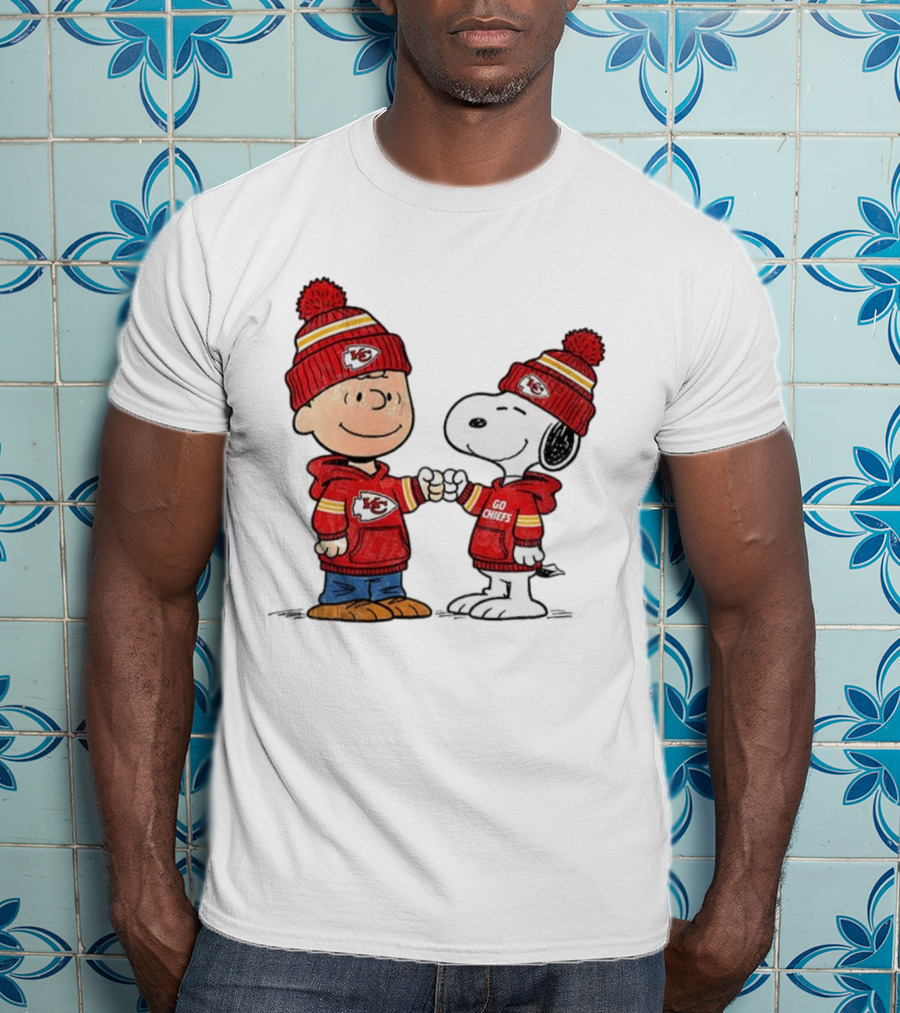 Charlie Brown Snoopy Go Chiefs Kansas City Super Bowl Fist Bump T-Shirt