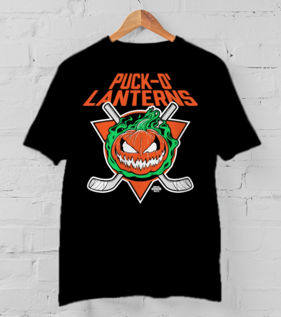 PUck O’ Lanterns Halloween Hockey Theme With Pumpkin And Crossed Sticks T-Shirt