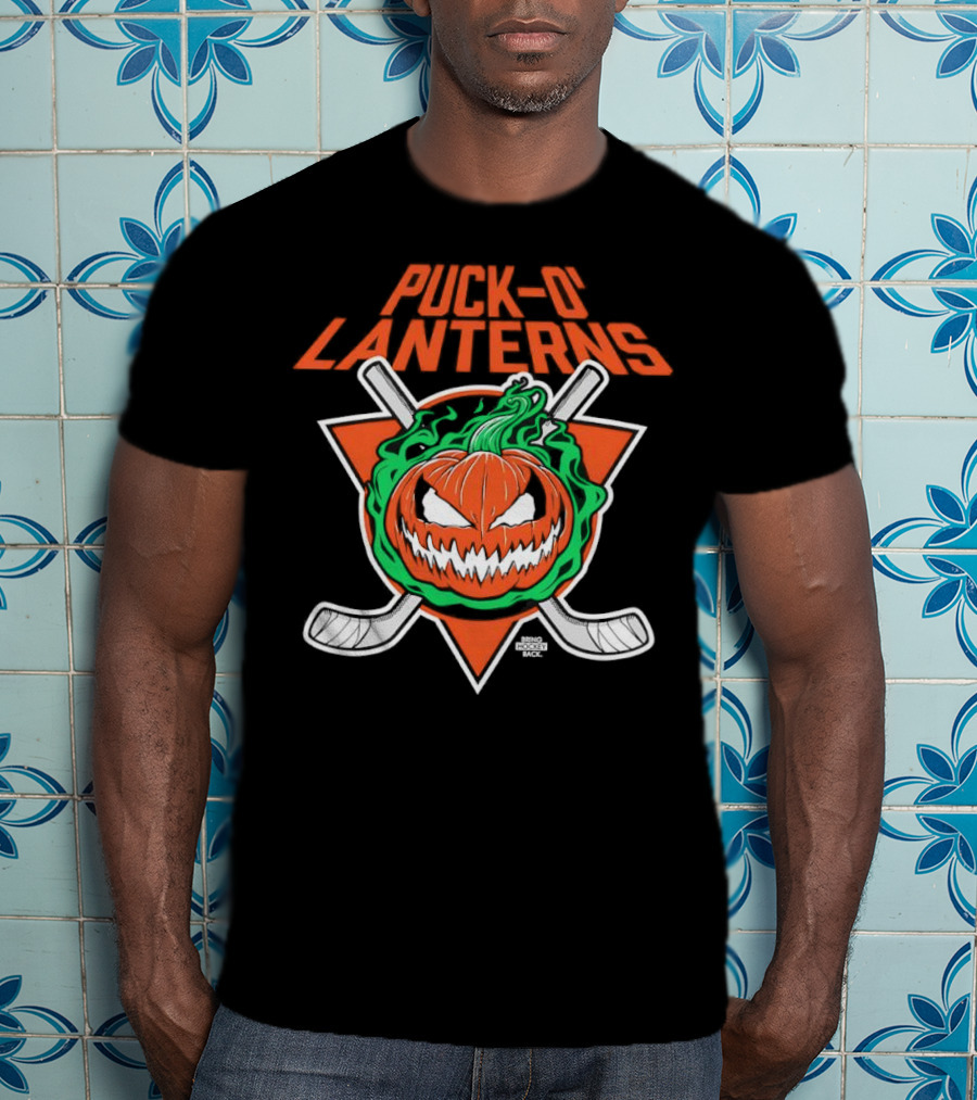 PUck O’ Lanterns Halloween Hockey Theme With Pumpkin And Crossed Sticks T-Shirt