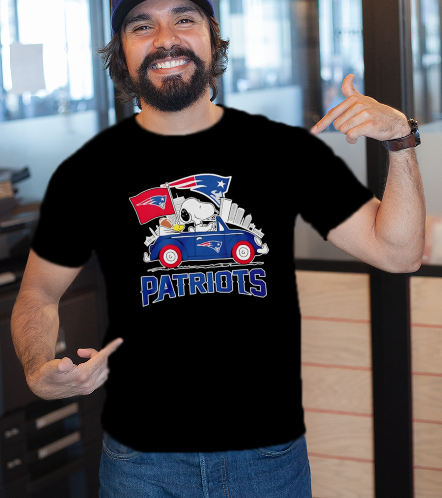 Patriots Snoopy Woodstock Driving Football Car Fan Gear T-Shirt
