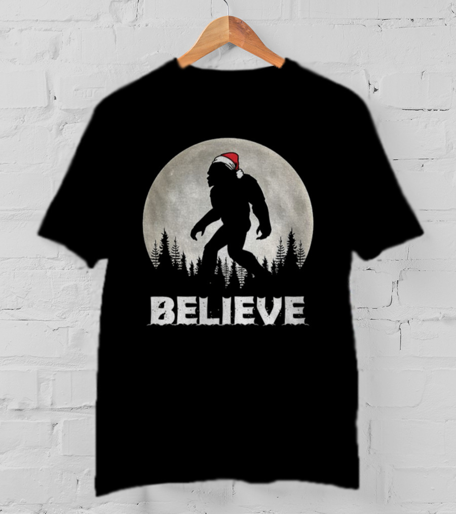 Believe Bigfoot Santa Sasquatch Merry Christmas Vintage Moon Scene T-Shirt