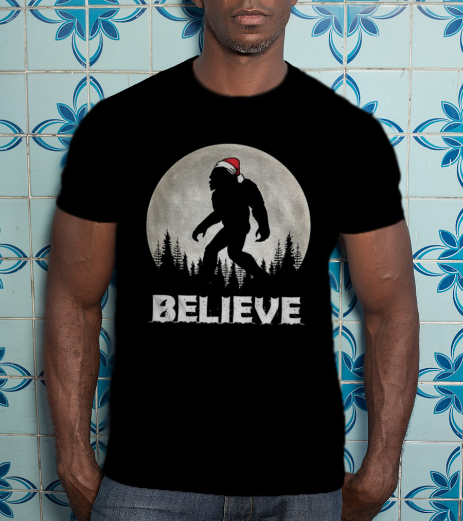 Believe Bigfoot Santa Sasquatch Merry Christmas Vintage Moon Scene T-Shirt