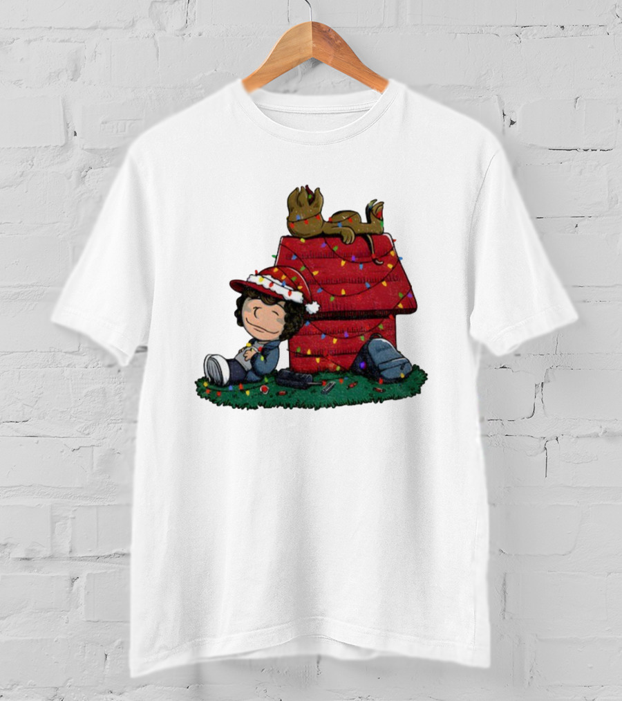 Peanuts Stranger Things Dustin Christmas Snoopy Doghouse Holiday Scene T-Shirt