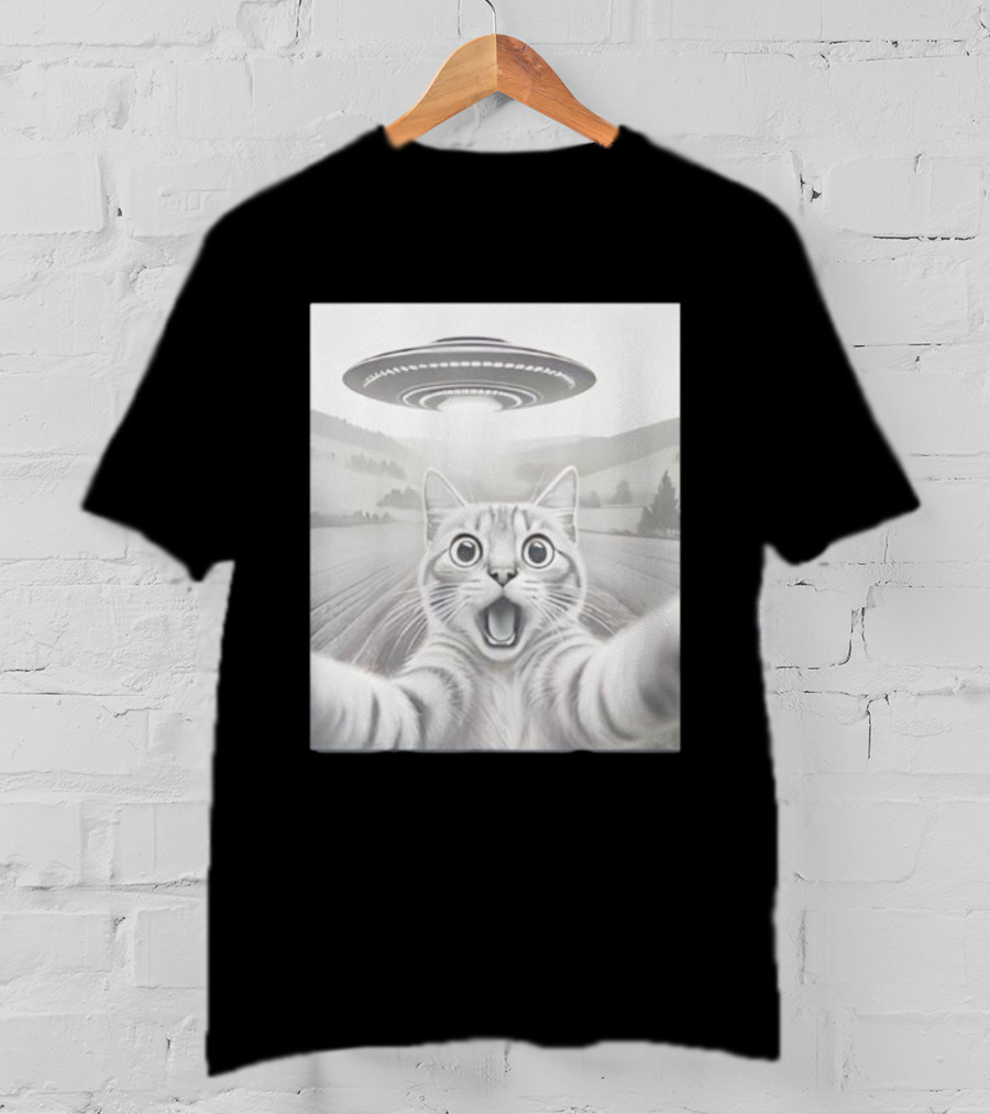 Cat Selfie UFO Encounter Funny Alien Theme T-Shirt